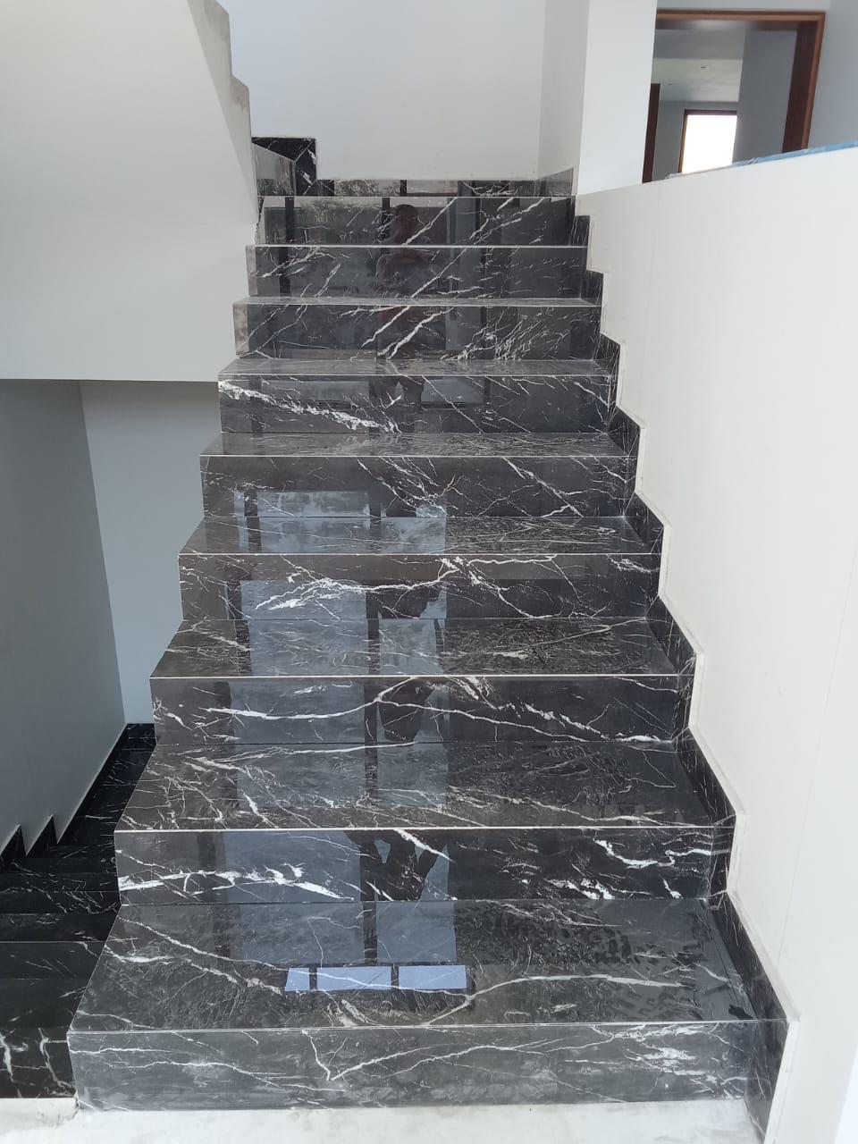 Escalera mármol negro